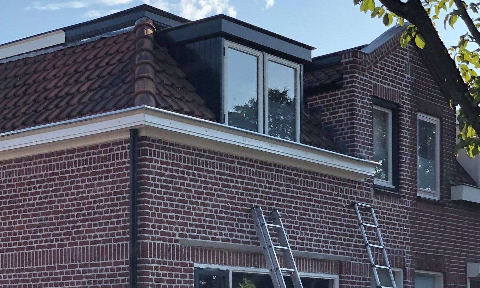 Met de ladden een dakgoot inspecteren in Renswoude