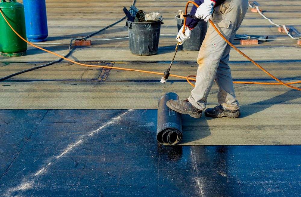 Nieuw dak met bitumen leggen in Renswoude
