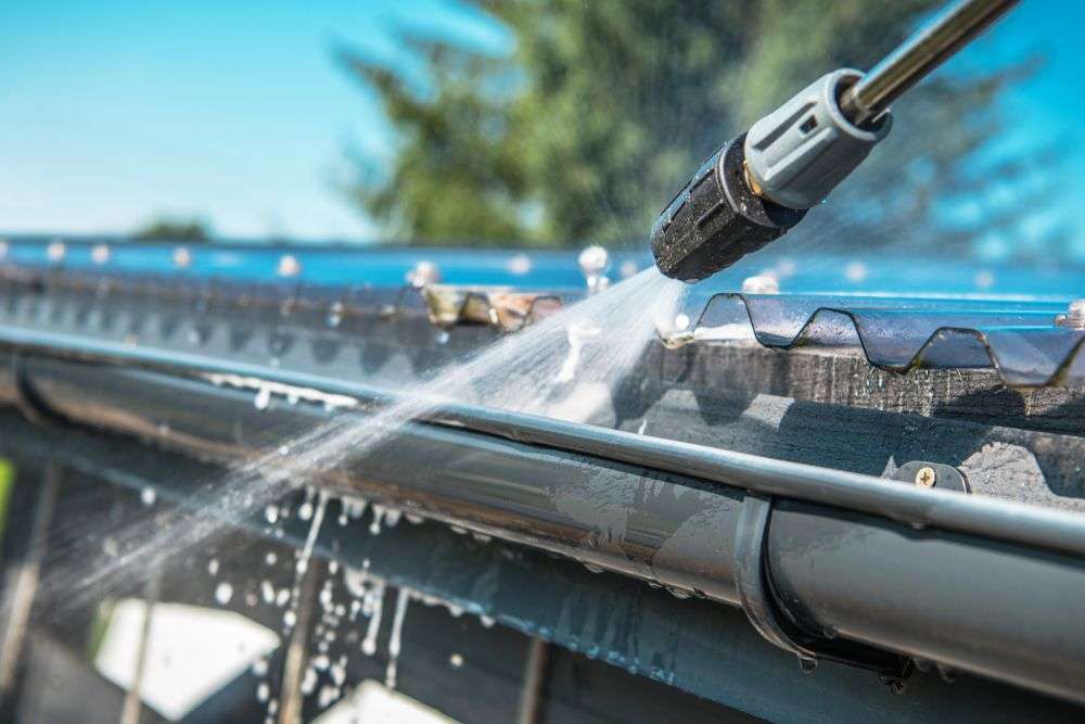 Reinigen van een dakgoot in Renswoude